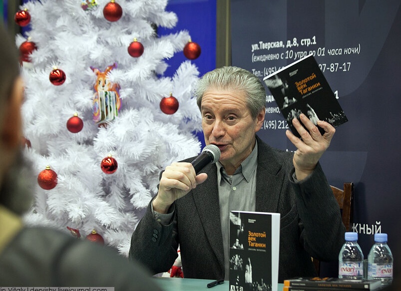 Новогодние игрушки из книжного магазина 