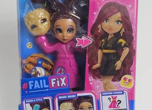 Куклы и игрушки в магазине 